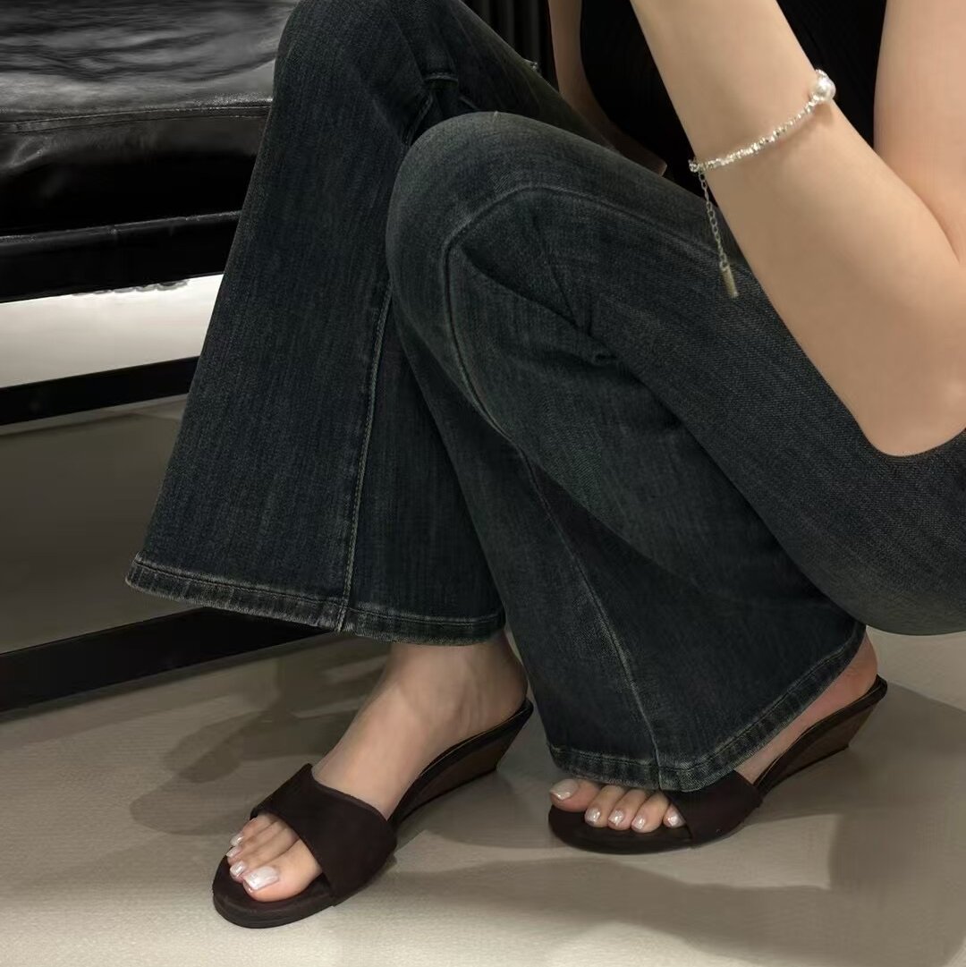 可露丽风绒面低跟一字露趾凉拖凉
