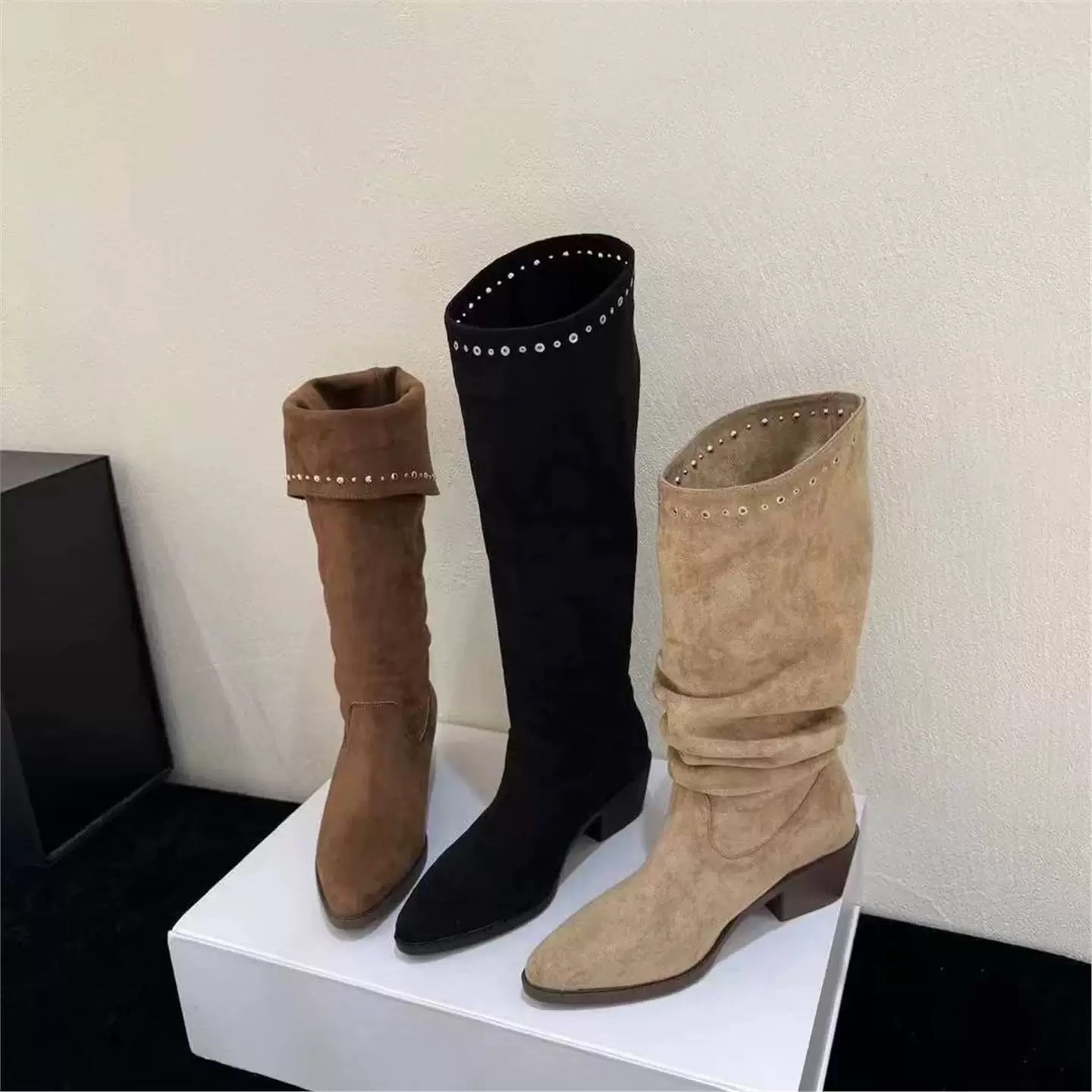 ALILOVERS 2025新款秋冬尖头褶皱堆堆靴柳钉粗跟时尚法式中筒靴女