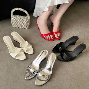 欧美高级感坡跟白色一字凉拖鞋女夏外穿百搭尖头漆皮露趾高跟凉鞋