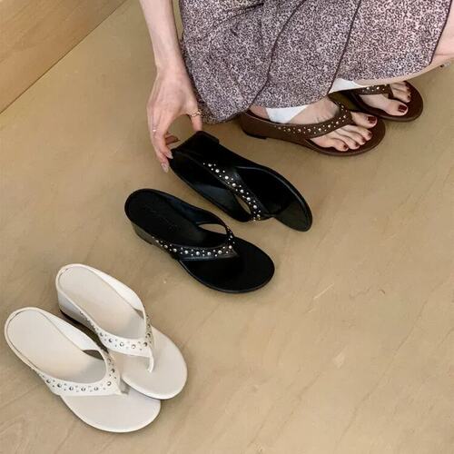 OKLEIBO莱宝复古铆钉人字拖鞋女外穿夏季新款坡跟凉拖鞋高跟鞋女