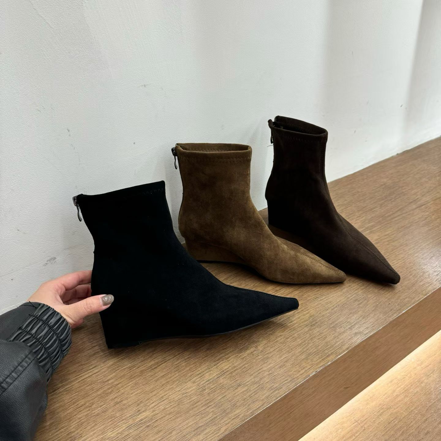 巨好看靴子~尖头软皮坡跟高跟加绒短靴粗跟套筒瘦瘦靴复古时装靴