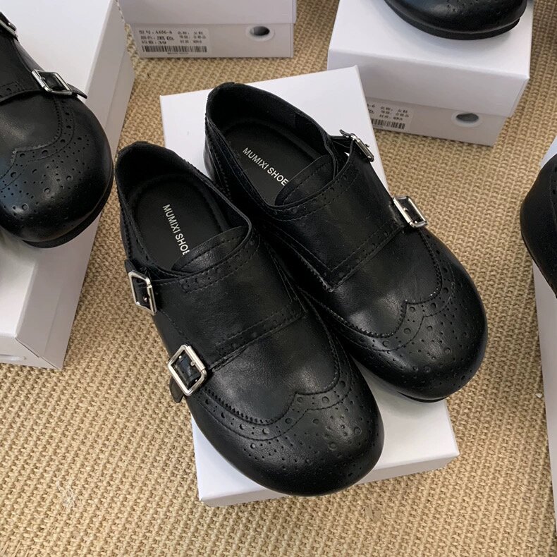 MUMIXI 复古雕花英伦风小皮鞋女平底圆头皮带扣黑色软皮乐福单鞋