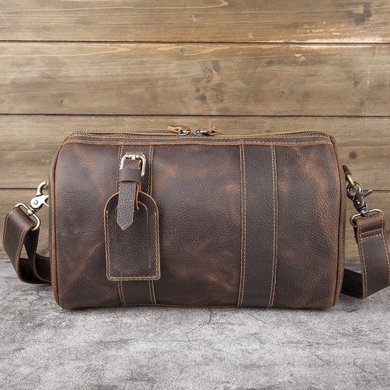 新款真皮男包旅行休闲背包复古疯马牛皮斜挎圆桶包单肩包大容量