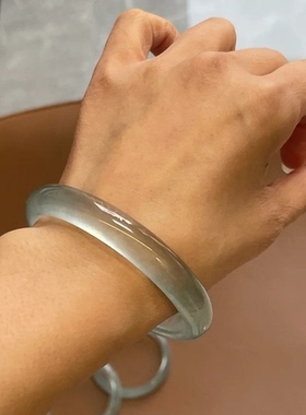 翡翠色高冰种透油青色玉镯子正圈库里蓝色天然水沫玉石英岩玉手镯