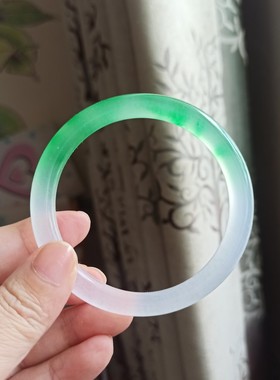 特价独龙玉手镯细圆条高冰种飘阳绿花色半山半水绿色石英岩玉镯子