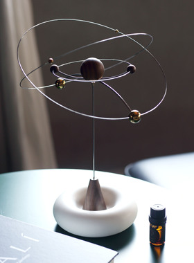 弦生活器物行星香薰木悬浮星球设计师摆件星系平衡扩香器结婚礼物