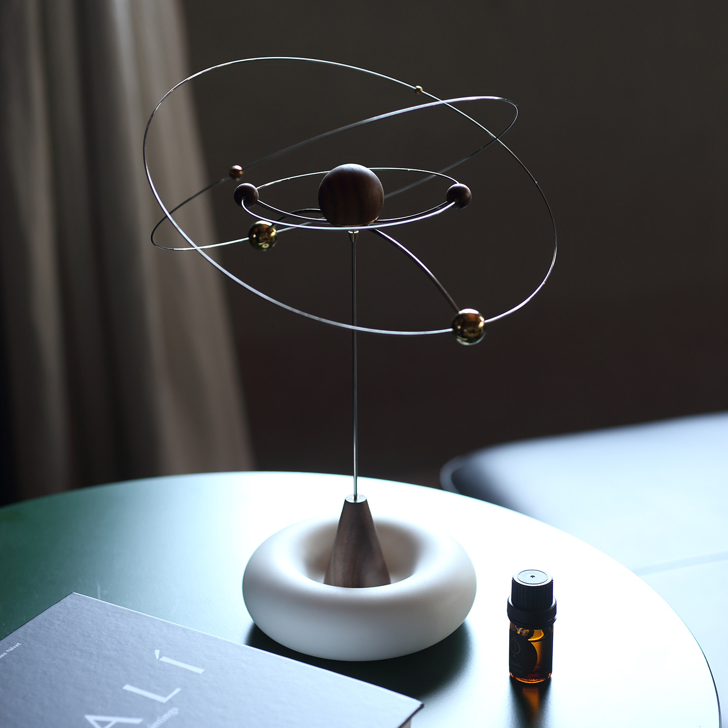 弦生活器物行星香薰木悬浮星球设计师摆件星系平衡扩香器结婚礼物