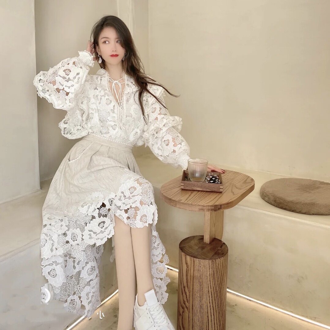 程茧儿新款刘些宁白色蕾丝镂空上衣拼接不规则花朵半身裙两件套装