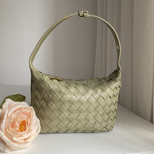 绿色编织包手提2025春夏新款 包包女网红软皮单肩便当包饭盒腋下包