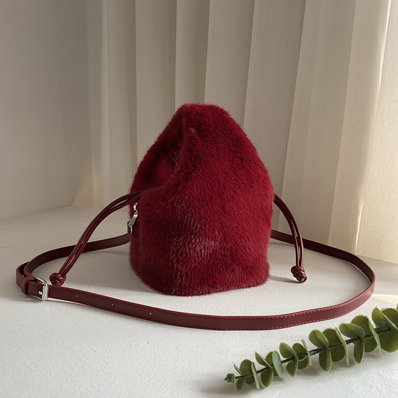 毛毛包仿兔毛不掉毛可爱水桶包