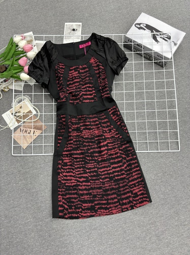 高端时尚简约百搭圆领短袖连衣裙女设计感宽松显瘦减龄裙子