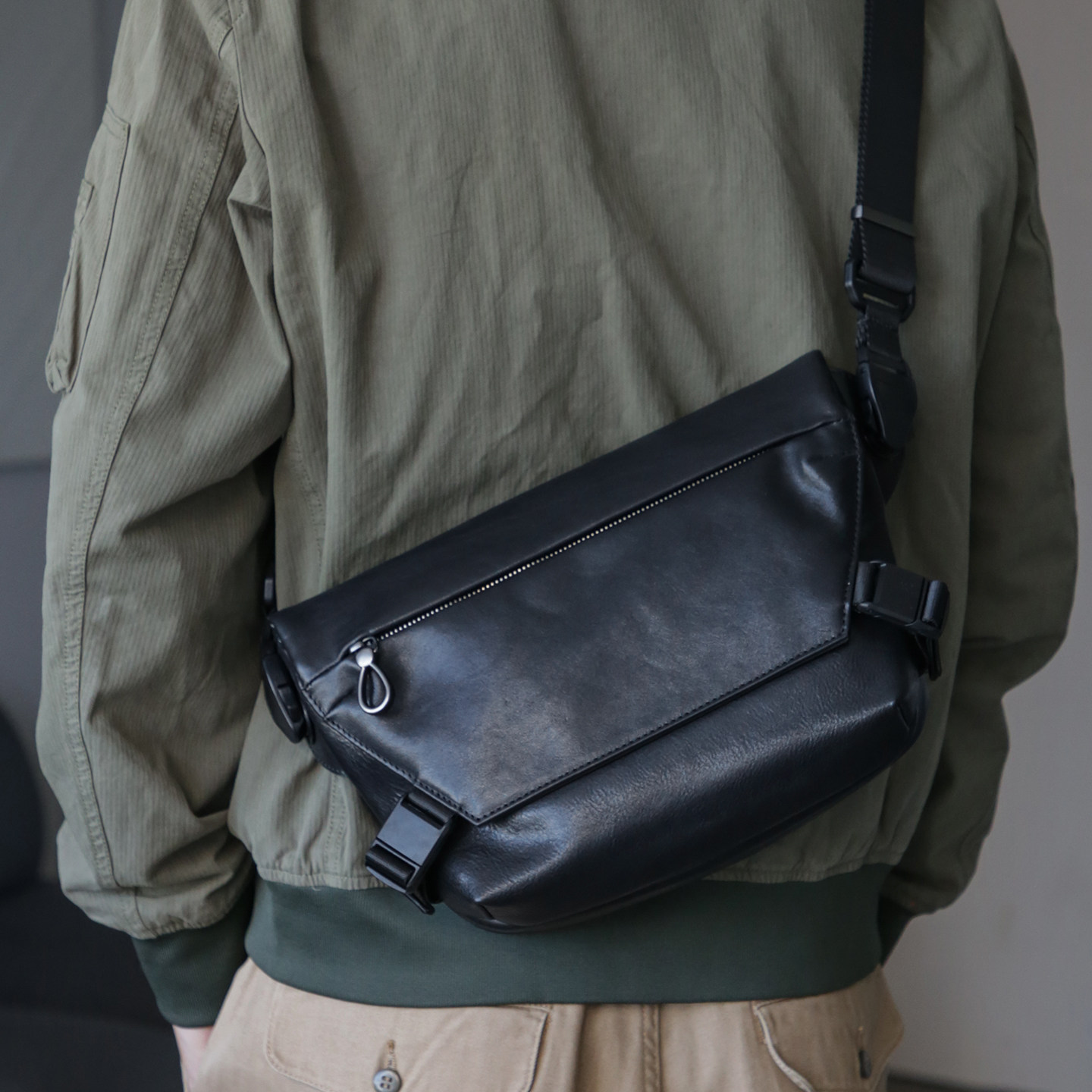 古造新款真皮男士单肩斜挎包植鞣头层牛皮运动休闲磁吸骑行邮差包