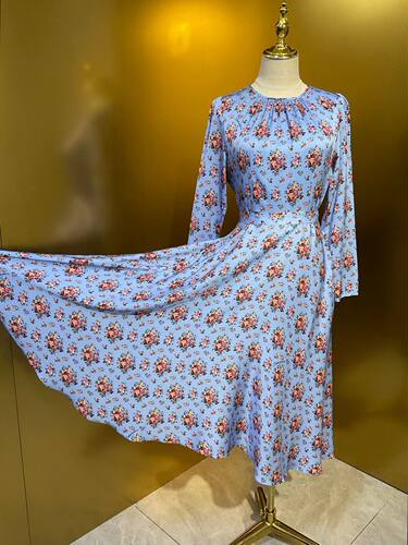 D家同款 蓝底小玫瑰束花真丝19姆米双乔太阳摆长袖连衣裙 高品质