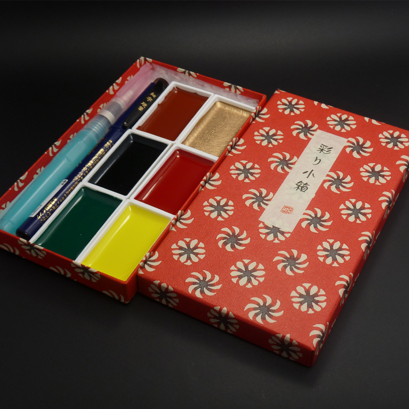 吴竹颜彩耽美，一款色彩鲜艳，溶解快（想画的时候立刻能画），洇色适度，环保安全的颜料。日本吴竹株式会社运用超过100年的制墨技术制作 ，生产出安全放心，对人与环境无害，是目前美国绘画协会AP认证安全的国画水彩颜料。精美外盒包装，盒面精致的产品名以及吴竹印鉴，凸显高贵。