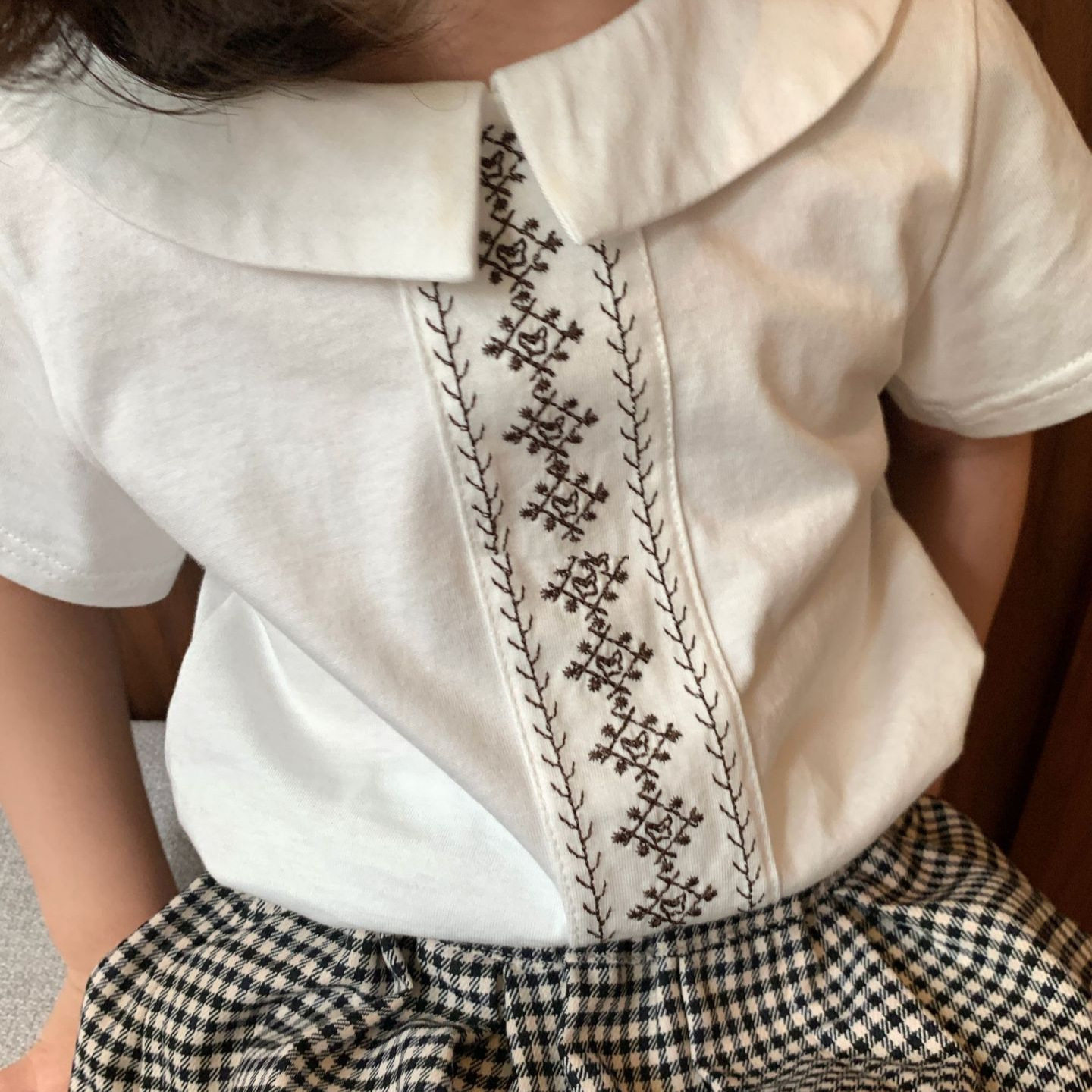 女童韩系穿搭夏季套装2026新款透气儿童白色刺绣短袖上衣格纹裤子