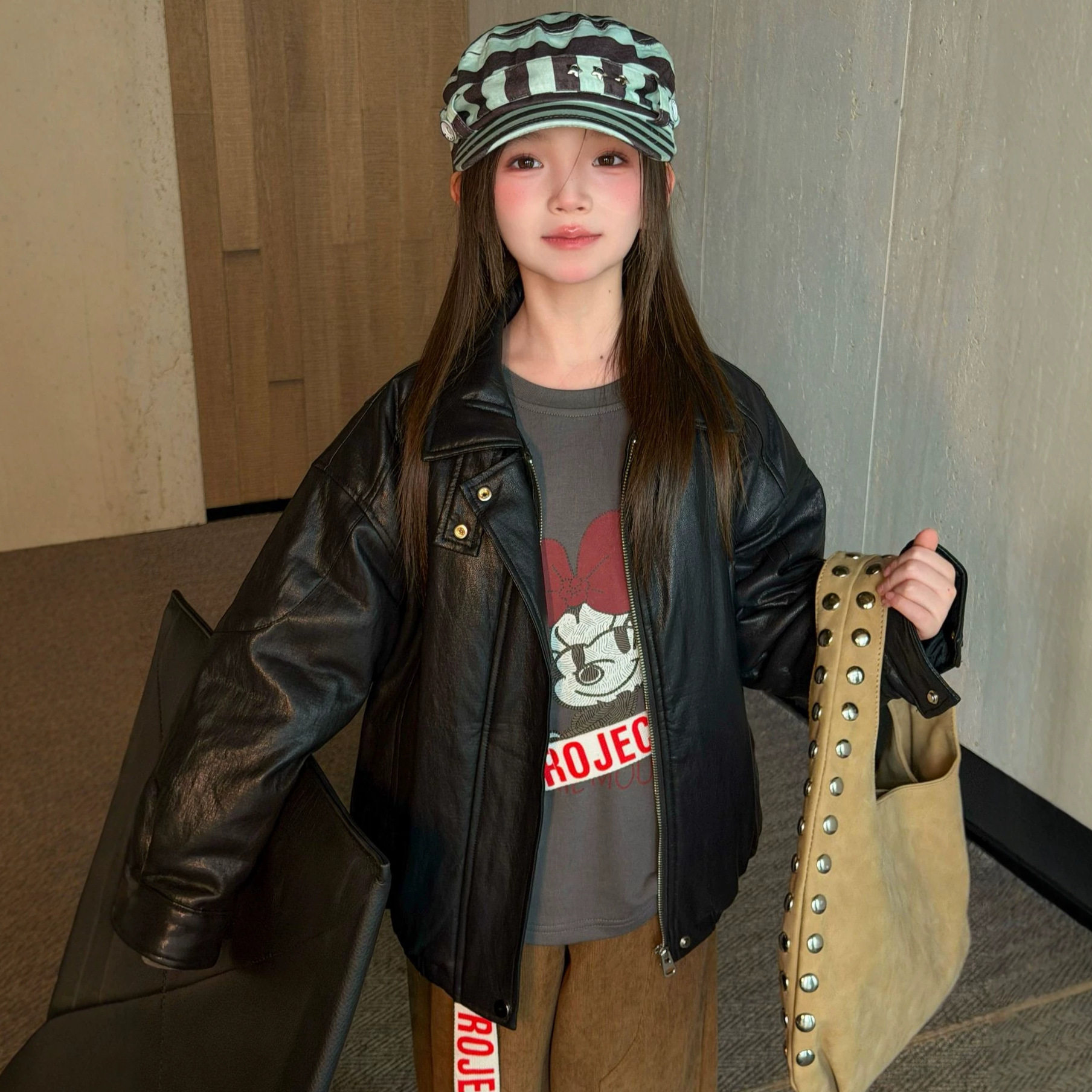 儿童黑色皮衣外套2026冬款男女童翻领机车皮夹克宽松PU皮夹棉上衣