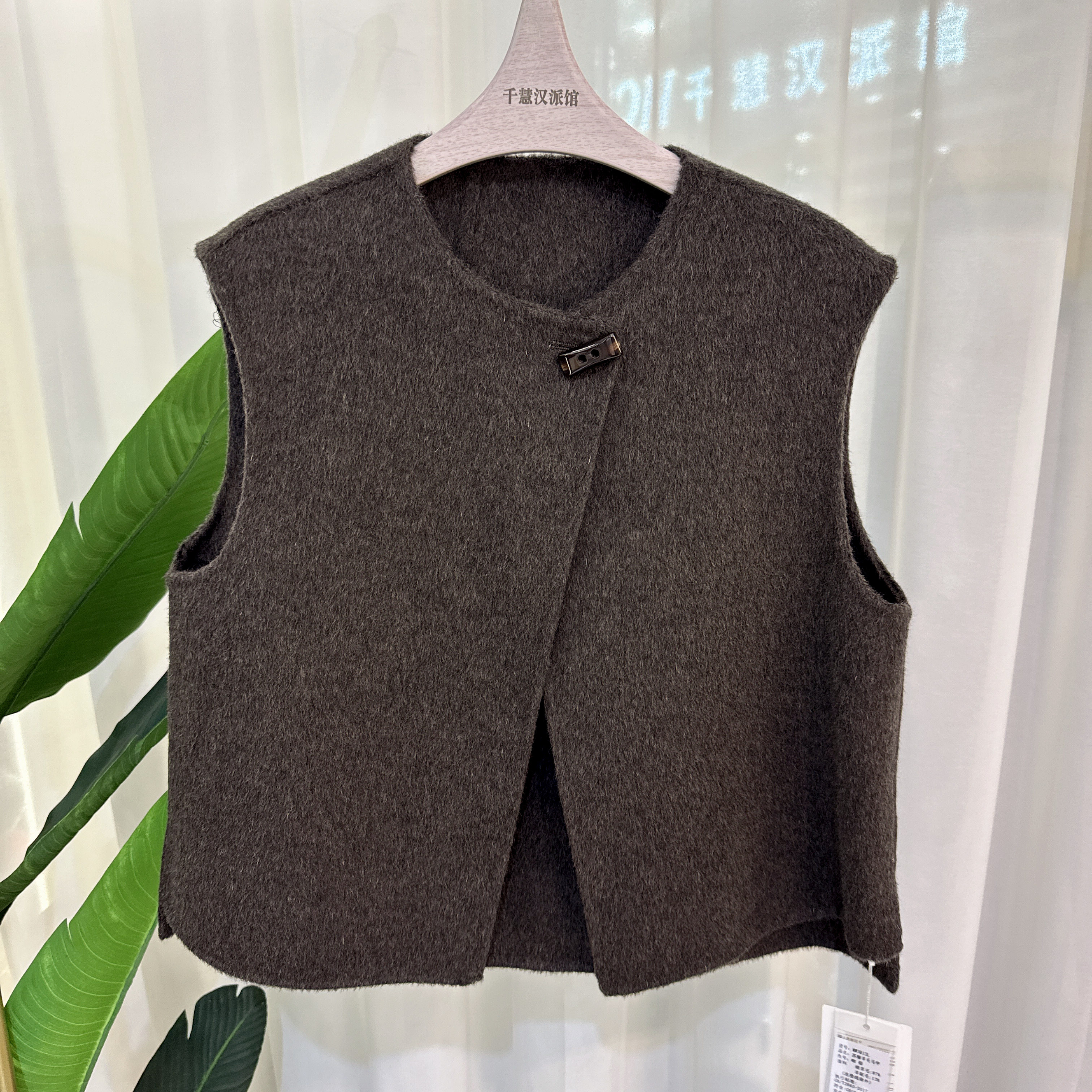 MW5813L时尚双面苏丽羊毛马甲女保暖气质百搭2025冬季专柜正品