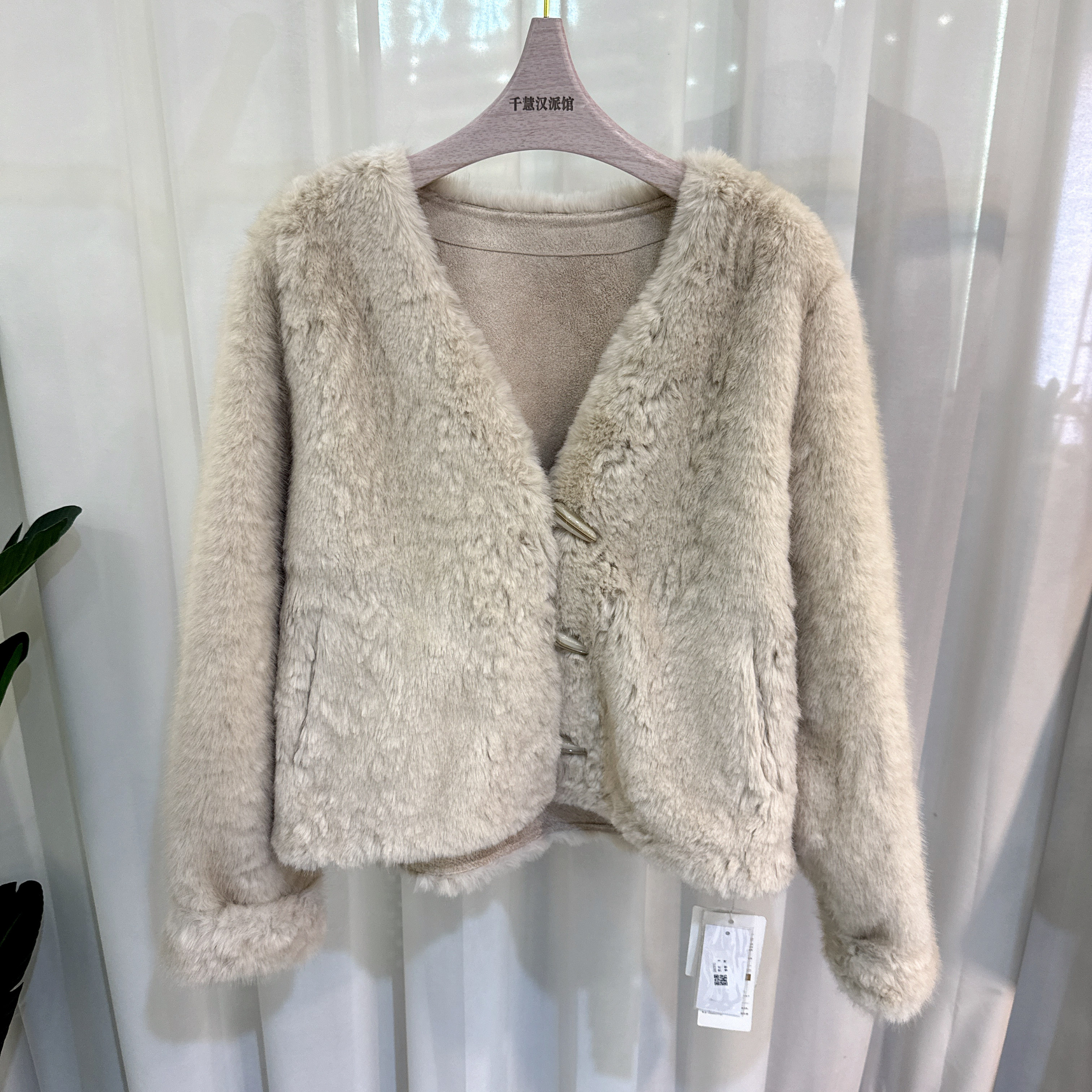 26C032时尚皮毛外套女短款上衣气质显瘦百搭2026春季专柜同款