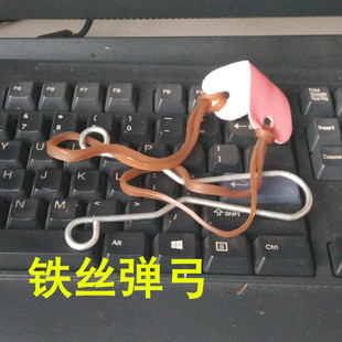 传统广场地摊货 铁丝弹弓熊出没光头强软弹枪 软飞镖儿童玩具