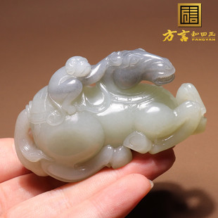 震惊方言和田玉精品新疆老熟油润青花籽料马上封侯手把件摆件A8
