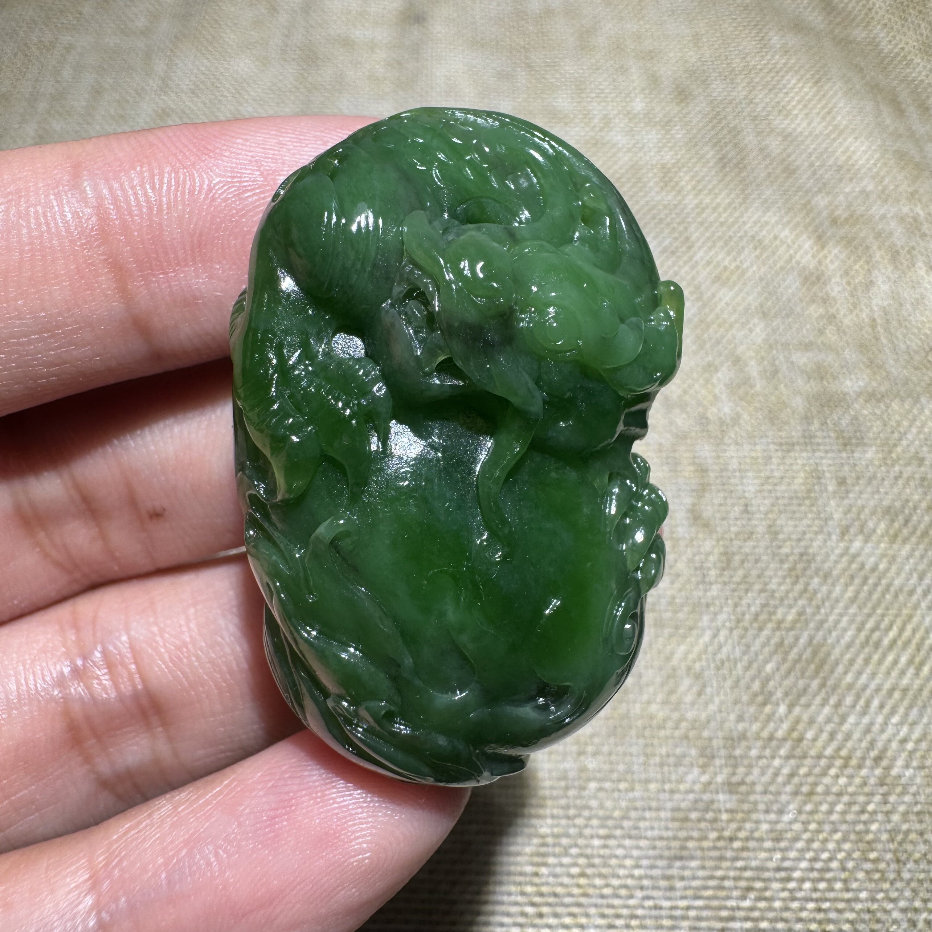 美哭方言和田玉老熟老坑俄料辣菠菜绿碧玉大师工艺龙行天下吊坠S