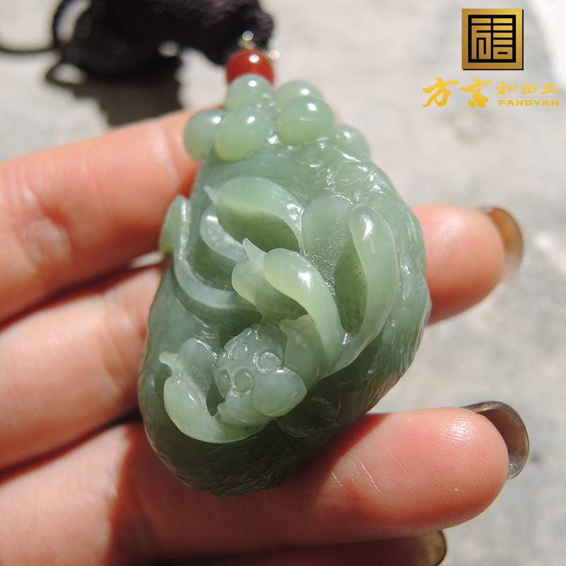 惊喜方言和田玉俄罗斯老坑粉青碧玉微猫无黑点荷花山料男女吊坠O