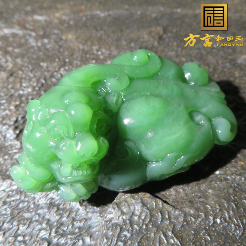 惊呆方言精品和田玉收藏级俄罗斯老坑料细腻碧玉粉青貔貅手把件w1