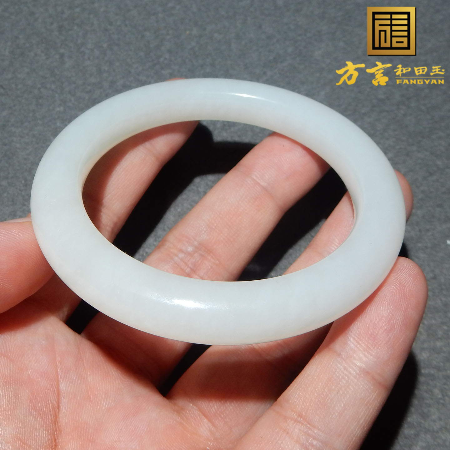 和田玉手镯有独特的色泽和质感