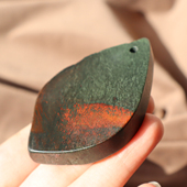 震惊方言和田玉特色新疆细润戈壁料塔青枫叶红皮意境无事牌吊坠A2