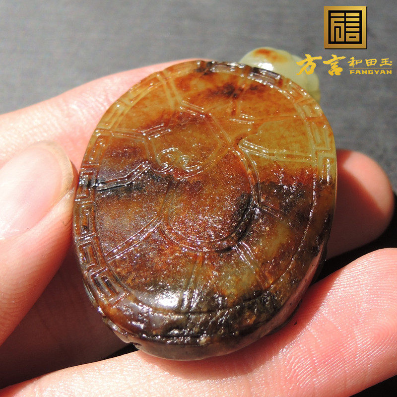 方言和田玉吴春强大师新疆黄沁皮原生黄玉籽料精工雕刻龙龟吊坠h