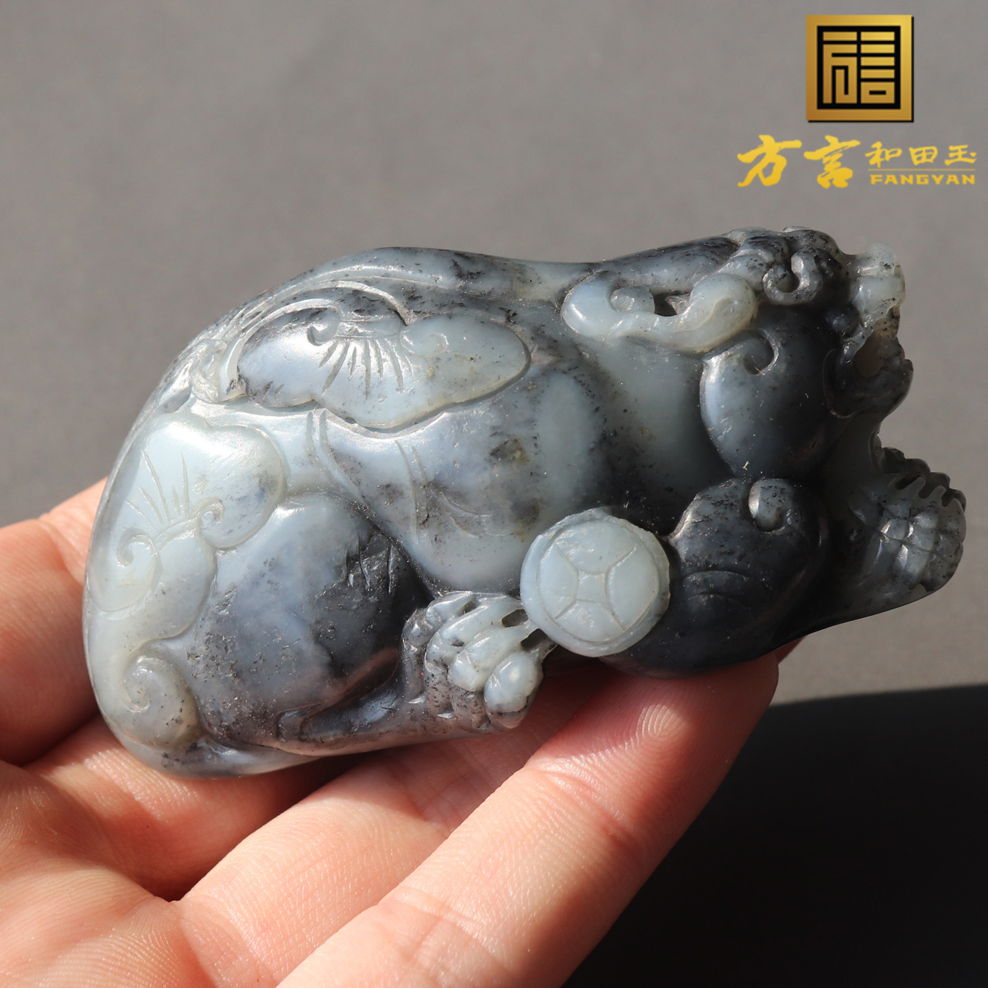 惊呆方言和田玉佩戴级新疆细腻油润青花白玉籽料貔貅把件摆件A8