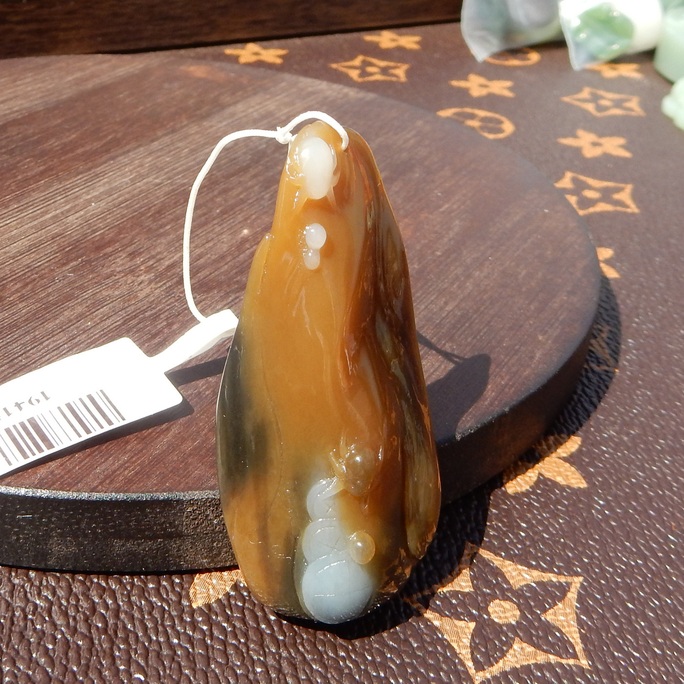 大漠古风楼三彩俏雕富甲天下吊坠