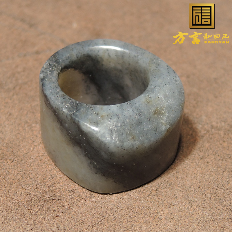 火了方言和田玉新疆油润细腻意境黑白分明青花籽料内径17mm扳指O8