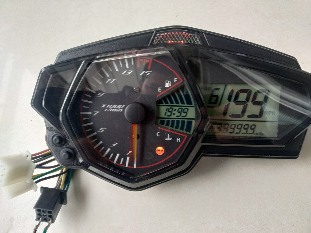 国产r3跑车液晶仪表盘宝雕v6创新一三阳码表时速转速带水温自检