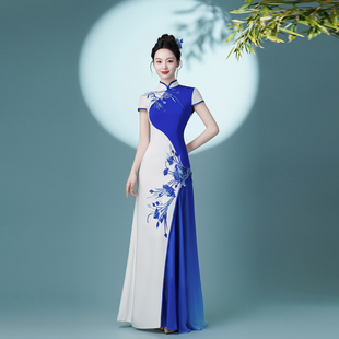中国风走秀旗袍2025新款合唱演出服高档舞台蓝白宴会晚礼服裙修身