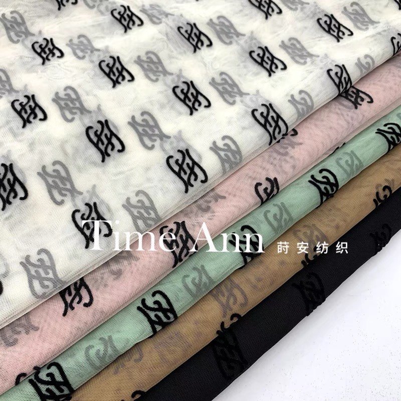 新品黑白色创意厚网布字母植绒网纱布料设计打底纱裙高定服装面料_虎窝淘