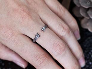 俄罗斯代购Hugging◇手作复古简约可爱小猫咪动物猫爪环抱银戒指