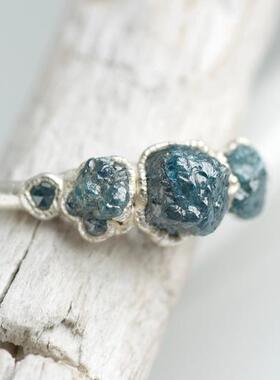 原始蓝色钻石镶嵌波形V形戒指