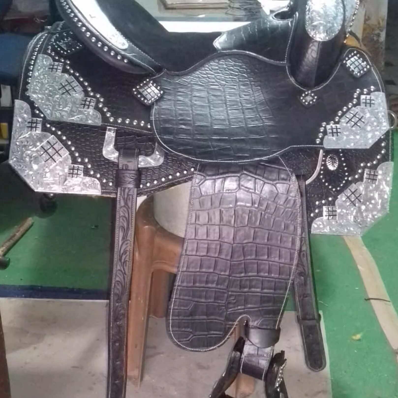 海外代购Saddle手作定制鳄鱼皮搭配笼头胸带等配件西部表演马鞍