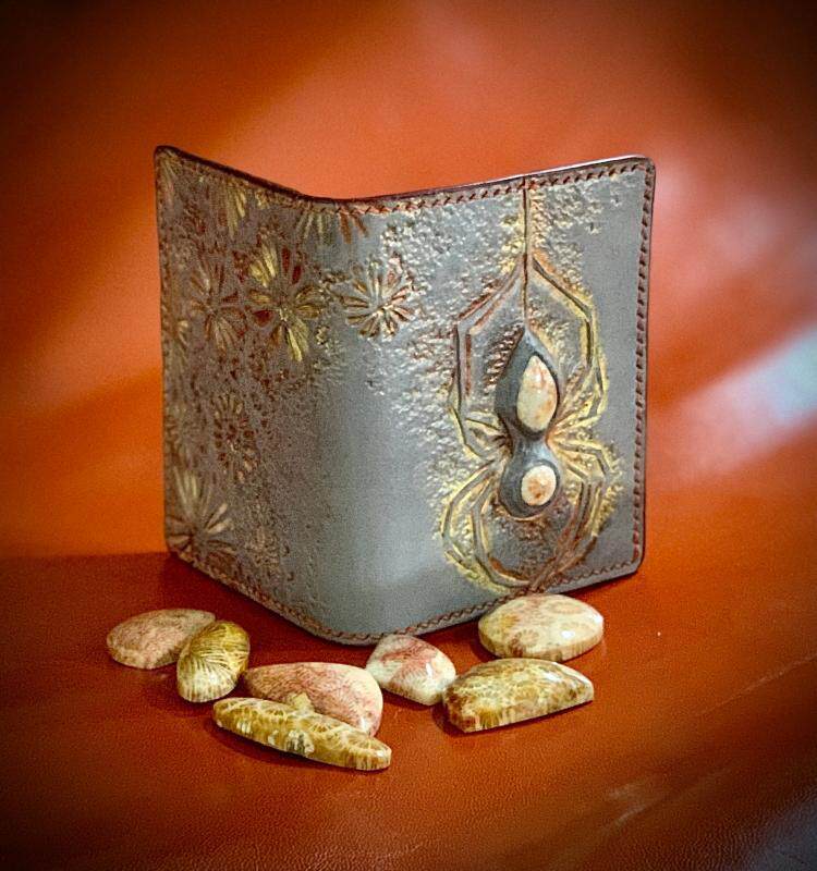 美国代购Wallet㊣ 手作极简主义艺术蜘蛛化石图案宝石装饰钱包