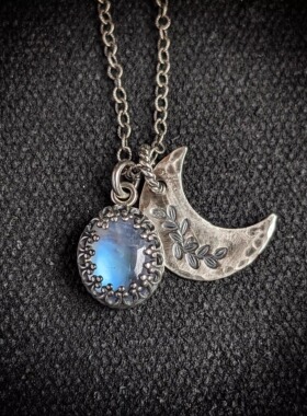 虹彩月光石镶嵌新月花丝纯银项链