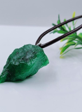 女天然祖母绿翡翠原石项链不规则