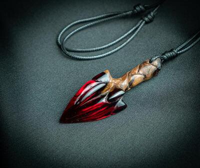 血红色水晶箭头雕刻木制项链树脂