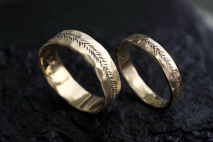爱沙尼亚代购Rustic㊣ 手作简约精致雕刻复古14k金羽毛图案戒指