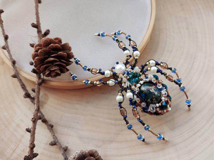 海外代购Spider◇手作精致蓝色蜘蛛碧玉捷克水晶淡水珍珠女士胸针