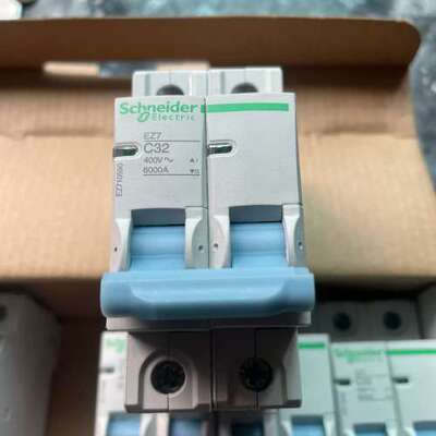 议价小型断路器EZ7系列，型号EZ710590，32A 2