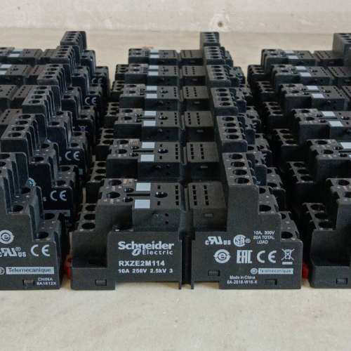 议价正品继电器底座：RXZE2M114。成色如图，