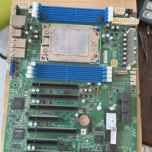 议价超微单路服务器主板，品相非常好，有2个内存插槽不可用（电
