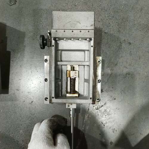 议价五金工作台，半导体设备拆机件，有三个，前后滑动和左右滑动