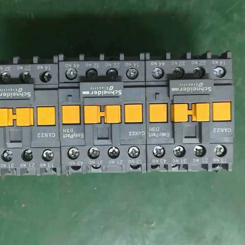 控制继电器CAN22M5N，220V，50Hz频率。